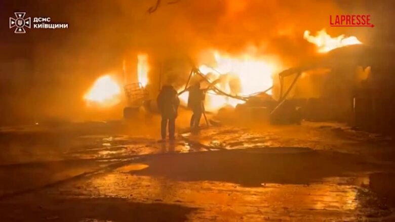 Ucraina, raid russo colpisce dei magazzini nella regione di Kiev
