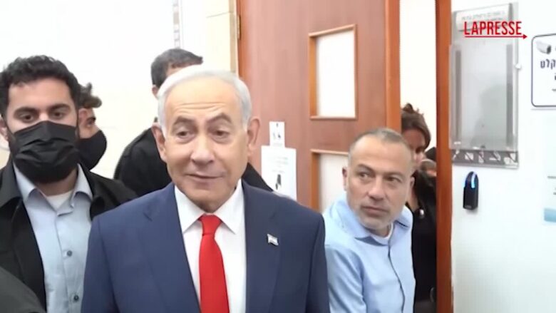 Israele, Netanyahu arriva in tribunale a Gerusalemme: "La verità viene alla luce"