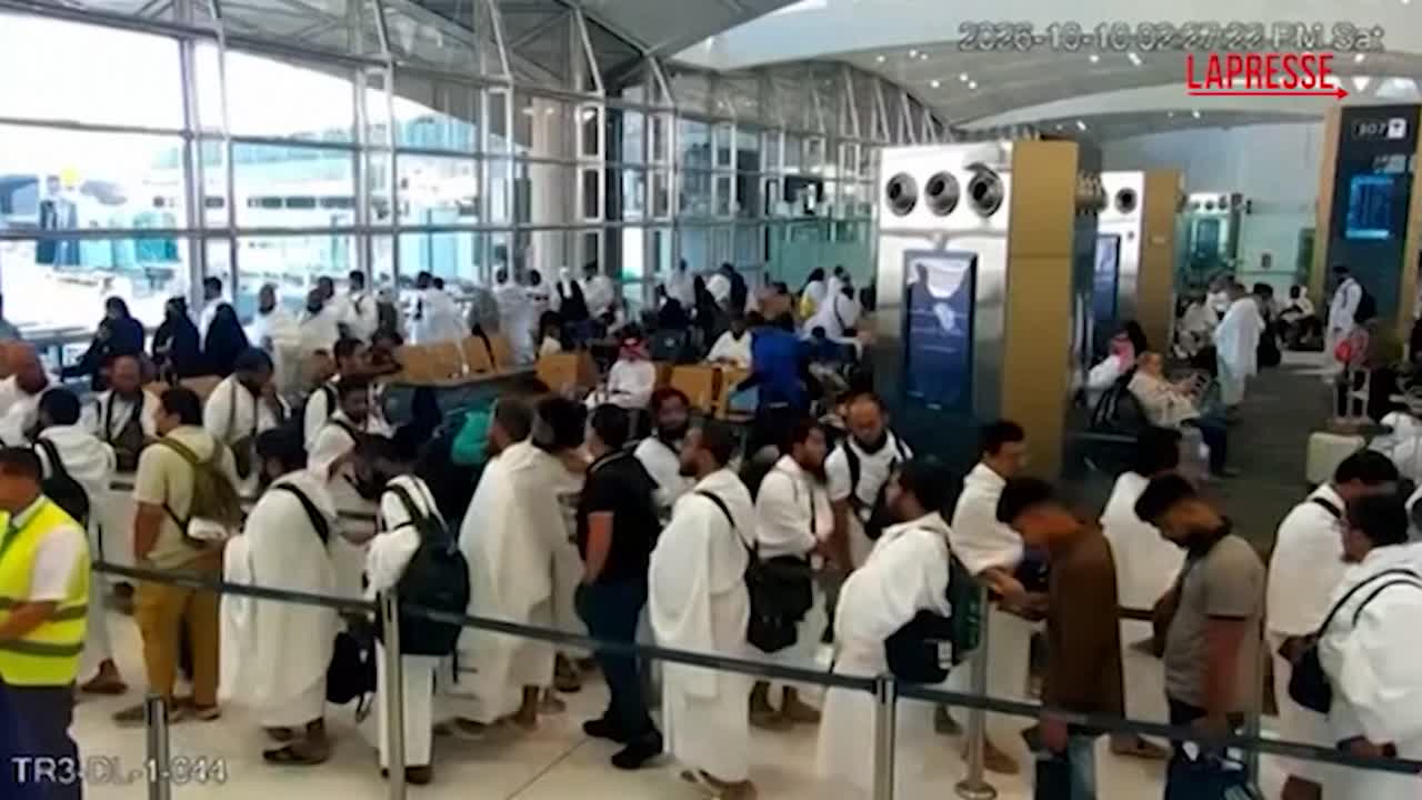 attacco aeroporto riad il momento dell esplosione nel terminal da Lapresse.it attacco aeroporto riad il momento dell esplosione nel terminal