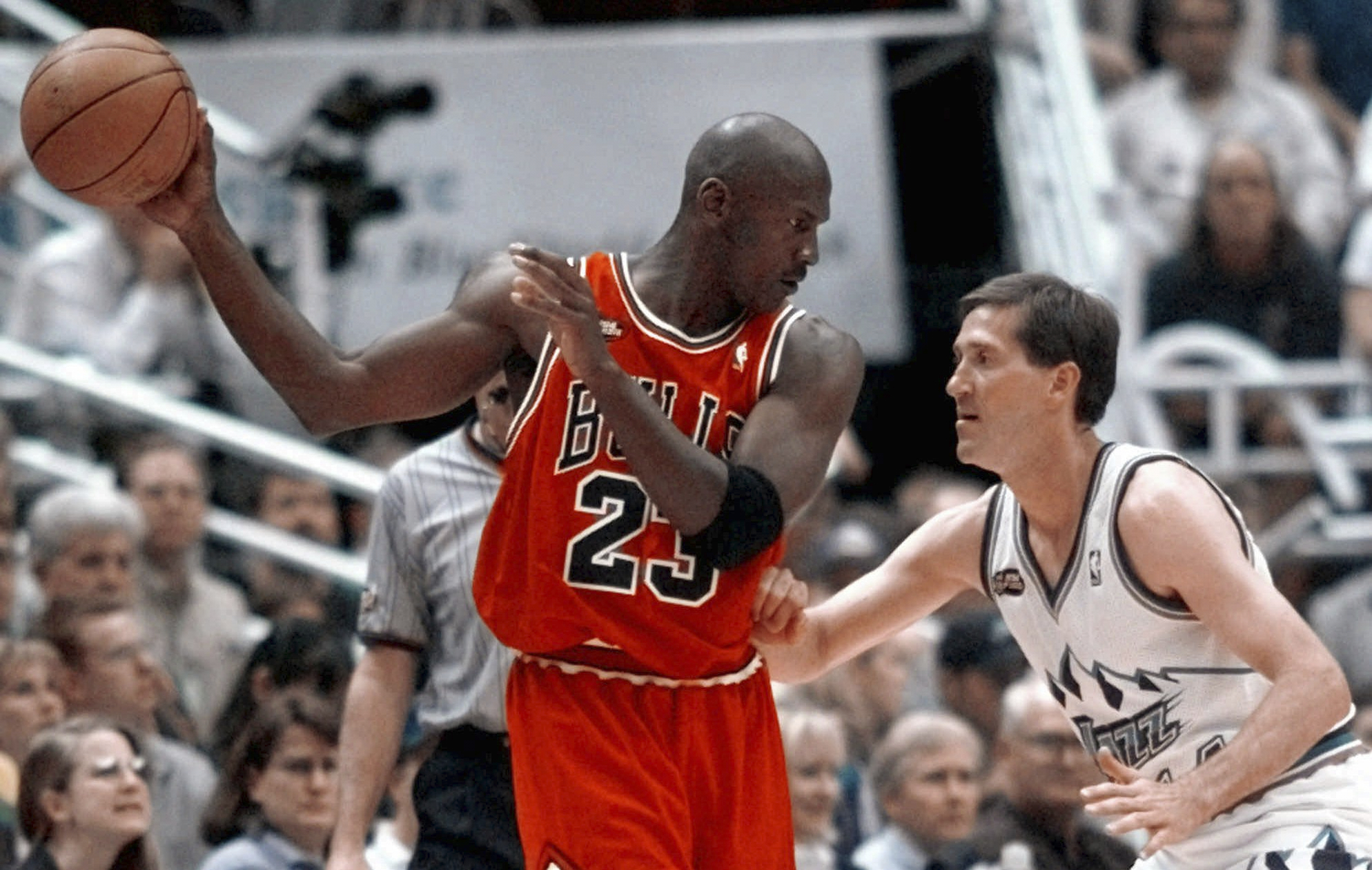Nba, asta da record: maglia di Michael Jordan venduta per 14 milioni di dollari Nba, asta da record: maglia di Michael Jordan venduta per 14 milioni di dollari