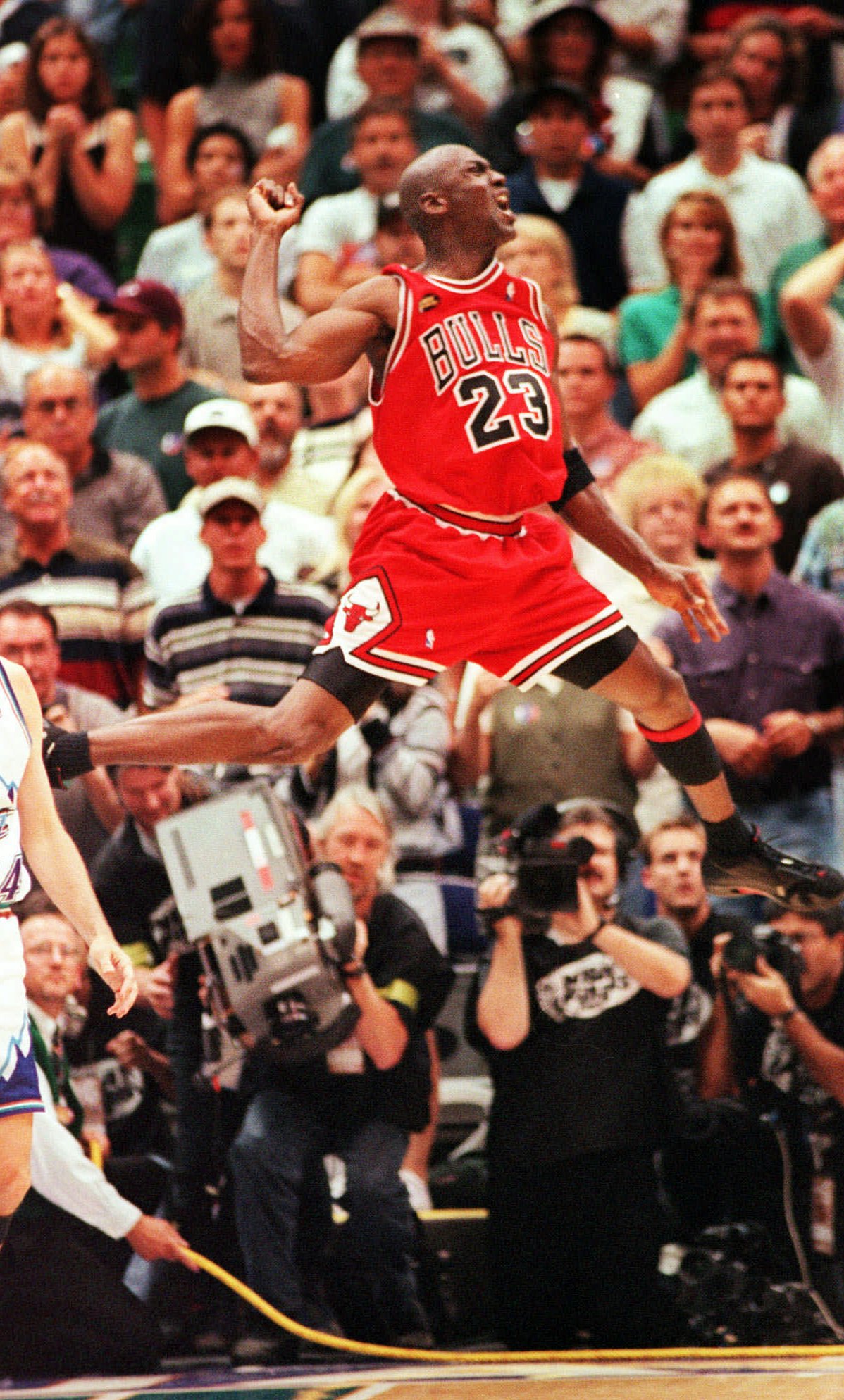 Nba, asta da record: maglia di Michael Jordan venduta per 14 milioni di dollari Nba, asta da record: maglia di Michael Jordan venduta per 14 milioni di dollari