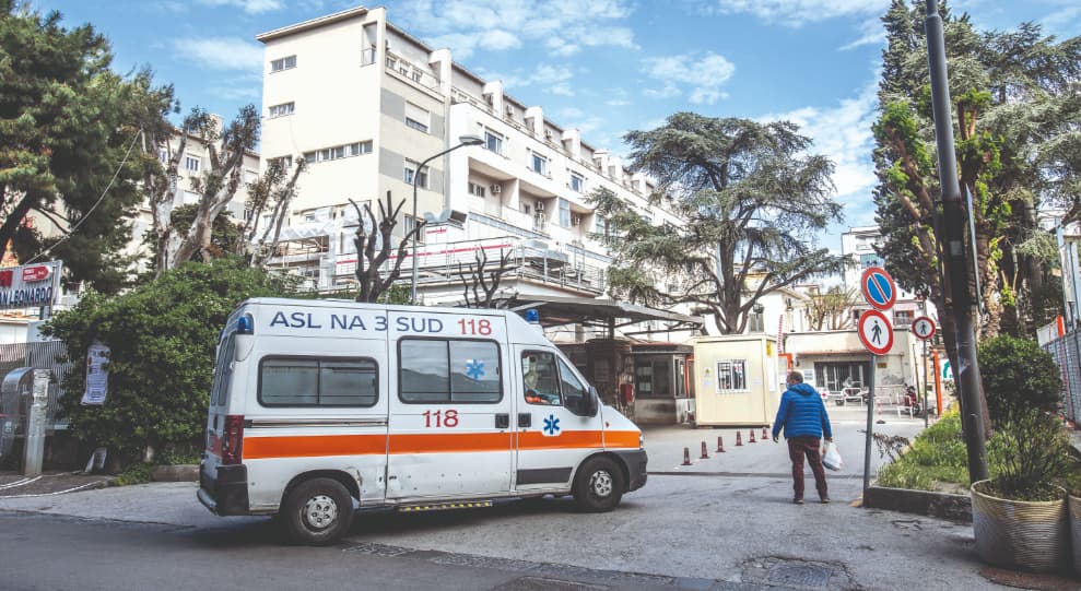 Morta dopo parto d’urgenza a Napoli, la Procura dispone autopsia su lei e bimbo