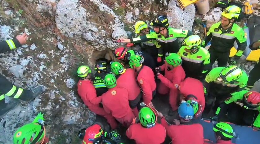 Sardegna, liberato lo speleologo bloccato da 26 ore in una grotta a Urzulei