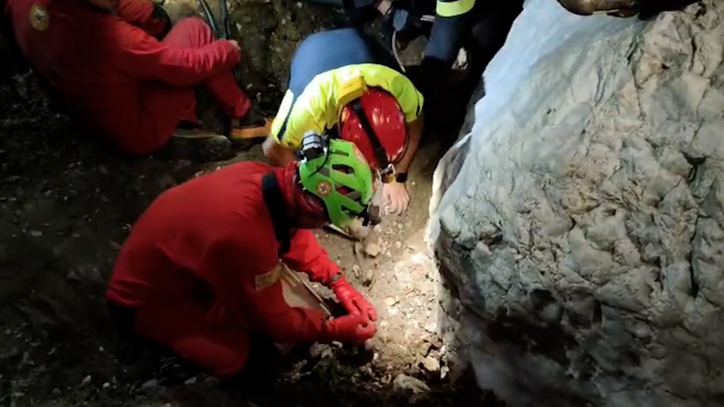 Nuoro, proseguono le operazioni di salvataggio dello speleologo bloccato in una grotta a Urzulei Nuoro, proseguono le operazioni di salvataggio dello speleologo bloccato in una grotta a Urzulei