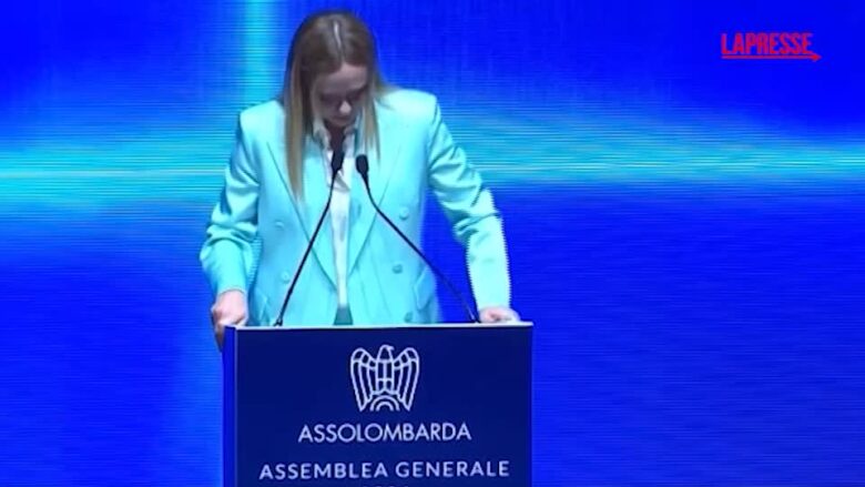 Giorgia Meloni scherza sul palco di Assolombarda: "Mi avete sottovalutato, non sono proprio un nano"