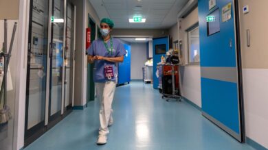 Neonato abbandonato a Milano, Bertolaso: “Sta bene”