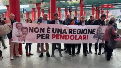 Milano, flash mob Pd in Cadorna: “Da Regione stop investimenti su ferrovie per finanziare Ponte Stretto”