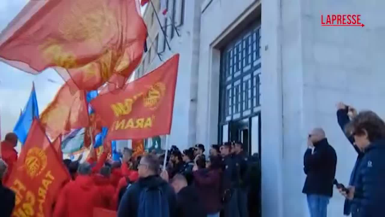 ex ilva a bari manifestazione e presidio dei lavoratori da Lapresse.it ex ilva a bari manifestazione e presidio dei lavoratori