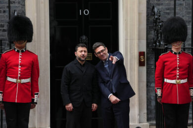 Il primo ministro britannico Andy Burnham accoglie il presidente ucraino Volodymyr Zelensky al numero 10 di Downing Street a Londra (Foto AP/Alastair Grant)
