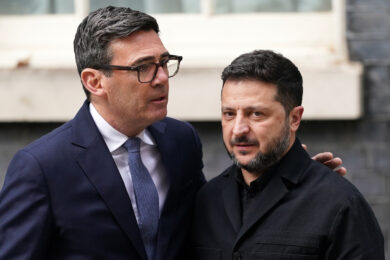 Il primo ministro britannico Andy Burnham accoglie il presidente ucraino Volodymyr Zelensky al numero 10 di Downing Street a Londra (AP Photo/Alberto Pezzali)
