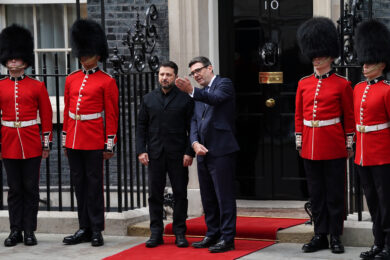 Il primo ministro britannico Andy Burnham accoglie il presidente ucraino Volodymyr Zelensky al numero 10 di Downing Street a Londra (AP Photo/Alberto Pezzali)
