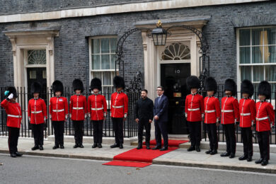 Il primo ministro britannico Andy Burnham accoglie il presidente ucraino Volodymyr Zelensky al numero 10 di Downing Street a Londra (AP Photo/Alberto Pezzali)
