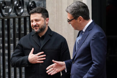 Il primo ministro britannico Andy Burnham accoglie il presidente ucraino Volodymyr Zelensky al numero 10 di Downing Street a Londra (AP Photo/Alberto Pezzali)