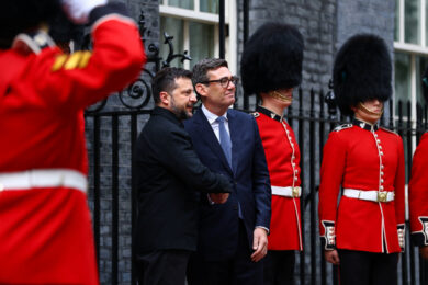 Il primo ministro britannico Andy Burnham accoglie il presidente ucraino Volodymyr Zelensky al numero 10 di Downing Street a Londra (Hannah McKay/Pool Photo via AP)