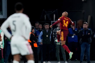 Donyell Malen della Roma esulta dopo aver segnato durante la partita di calcio della fase a gironi della UEFA Champions League - 2ª giornata - tra l'AS Roma e il Real Madrid allo Stadio Olimpico di Roma, in Italia - mercoledì 14 ottobre 2026 - Calcio (Foto di Alfredo Falcone/LaPresse)