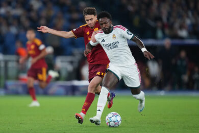 Niccolò Pisilli della Roma e Vinicius Junior del Real Madrid durante la partita di calcio della fase a gironi della UEFA Champions League - 2ª giornata - tra l'AS Roma e il Real Madrid allo Stadio Olimpico di Roma, Italia - mercoledì 14 ottobre 2026 - Sport - Calcio (Foto di Alfredo Falcone/LaPresse)