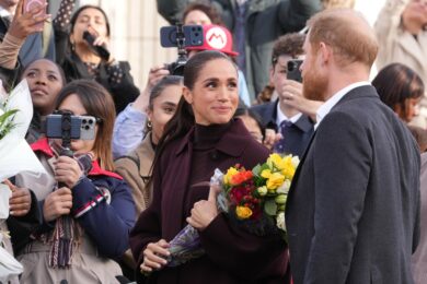 Il principe Harry di Gran Bretagna e Meghan, duca e duchessa del Sussex, arrivano in visita al Community Recording Studio a Nottingham, in Inghilterra (Foto AP/Maja Smiejkowska)