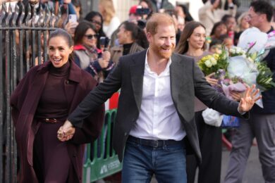 Il principe Harry di Gran Bretagna e Meghan, duca e duchessa del Sussex, arrivano in visita al Community Recording Studio a Nottingham, in Inghilterra (Foto AP/Maja Smiejkowska)