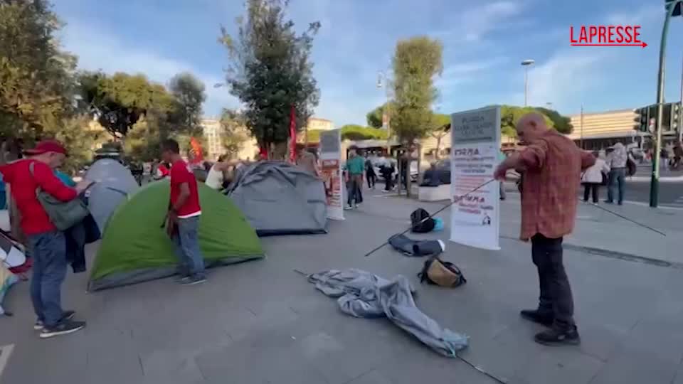 Caro affitti, protesta con le tende a Roma Termini: "Basta crisi abitativa"