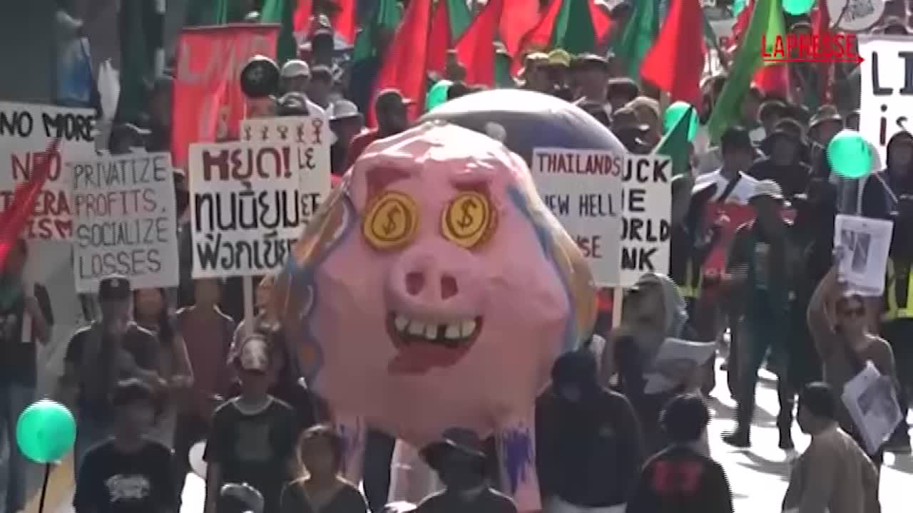 thailandia a bangkok la colorata protesta contro fmi e banca mondiale da Lapresse.it thailandia a bangkok la colorata protesta contro fmi e banca mondiale