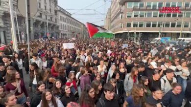 Milano, migliaia di studenti in corteo: occupato ex obitorio comunale