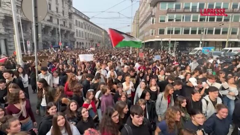 Milano, migliaia di studenti in corteo: occupato ex obitorio comunale