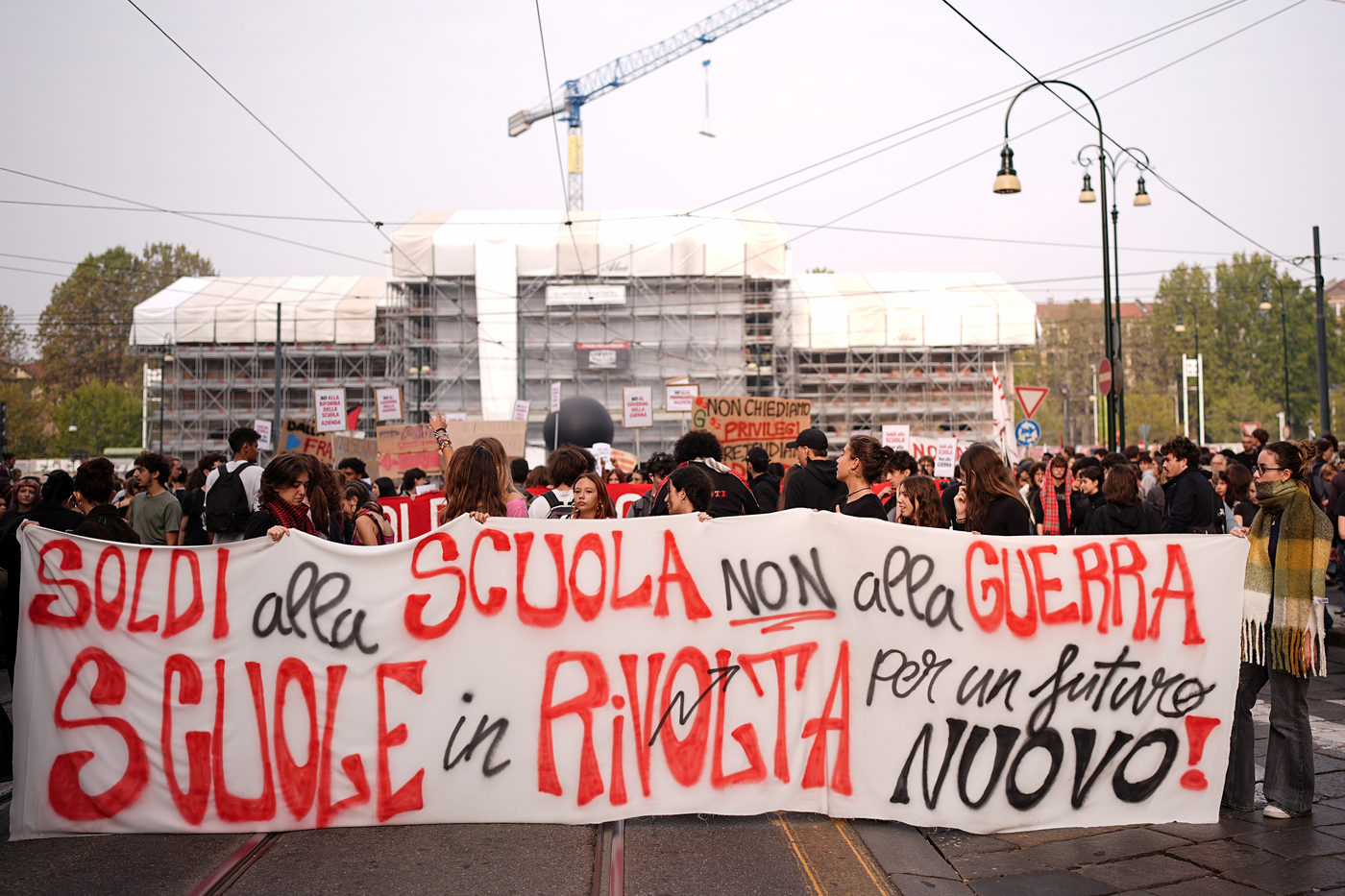 Studenti in piazza in tutta Italia, cortei a Roma e Torino Studenti in piazza in tutta Italia, cortei a Roma e Torino