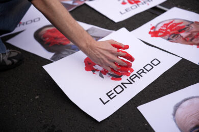 A terra immagini con i volti dei ministri Valditara e Crosetto, del presidente Meloni e di Elly Schlein e il logo di Leonardo, imbrattate di rosso al corteo studentesco a Torino (Foto Marco Alpozzi/Lapresse)