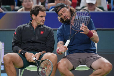 L'ex tennista svizzero Roger Federer chiacchiera con Marat Safin durante il "Roger and Friends Celebrity Doubles Match", un incontro di doppio che li vede impegnati insieme a celebrità cinesi nell'ambito del torneo di tennis Shanghai Masters, a Shanghai (Foto AP/Andy Wong)