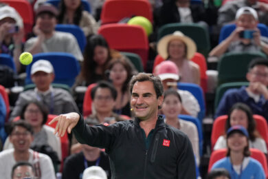 L'ex tennista svizzero Roger Federer durante il "Roger and Friends Celebrity Doubles Match", un incontro di doppio che li vede impegnati insieme a celebrità cinesi nell'ambito del torneo di tennis Shanghai Masters, a Shanghai (Foto AP/Andy Wong)