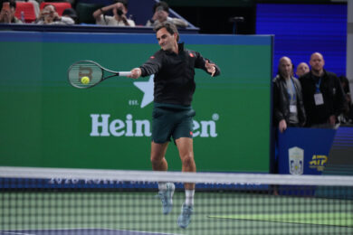 L'ex tennista svizzero Roger Federer durante il "Roger and Friends Celebrity Doubles Match", un incontro di doppio che li vede impegnati insieme a celebrità cinesi nell'ambito del torneo di tennis Shanghai Masters, a Shanghai (Foto AP/Andy Wong)