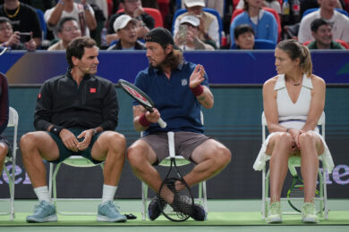 Gli ex tennisti Roger Federer, Marat Safin e Dinara Safina partecipano al match di doppio "Roger and Friends", che li vede in campo insieme a celebrità cinesi, durante il torneo di tennis Shanghai Masters a Shanghai (Foto AP/Andy Wong)
