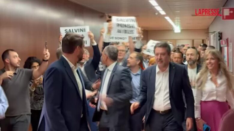 Lombardia, Pd contesta Salvini al suo arrivo in Regione: "Pensa ai treni"