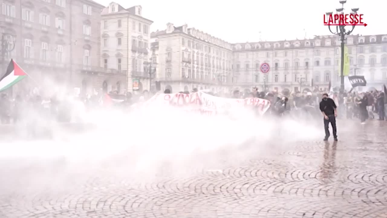 studenti tensioni al corteo di torino idranti e lacrimogeni in piazza castello da Lapresse.it studenti tensioni al corteo di torino idranti e lacrimogeni in piazza castello