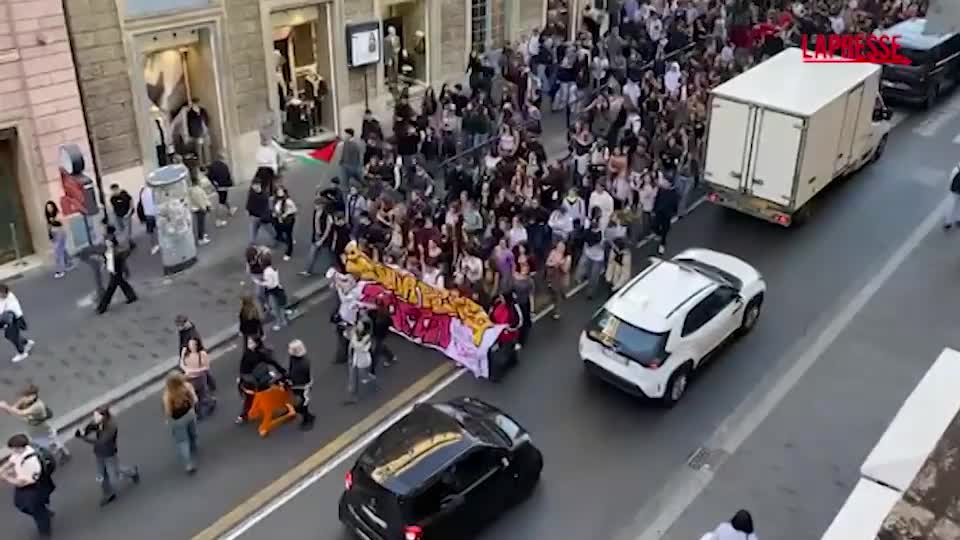 studenti in piazza a roma il corteo in centro con bandiere palestinesi e striscioni da Lapresse.it studenti in piazza a roma il corteo in centro con bandiere palestinesi e striscioni