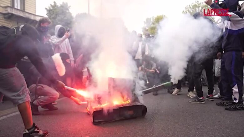 Studenti in corteo a Torino: imbrattate le foto di Meloni, Crosetto e Schlein