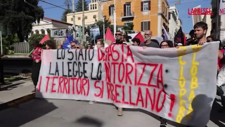 Napoli, corteo per il clima: "Stop alle opere speculative per l'America's Cup"