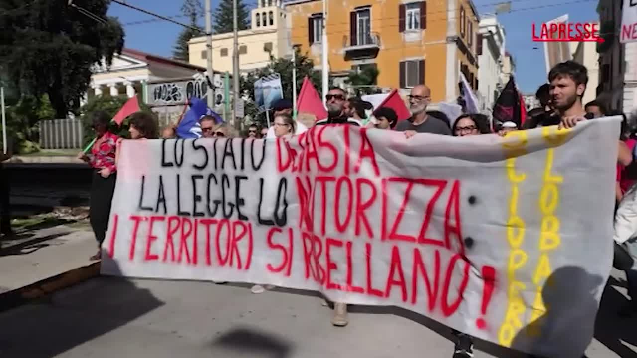 napoli corteo per il clima stop alle opere speculative per l america s cup da Lapresse.it napoli corteo per il clima stop alle opere speculative per l america s cup