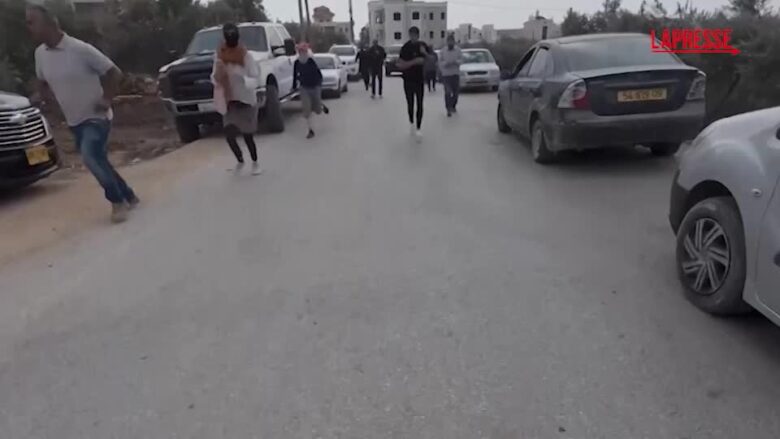 Cisgiordania, coloni aggrediscono palestinesi durante la raccolta delle olive: almeno 6 feriti