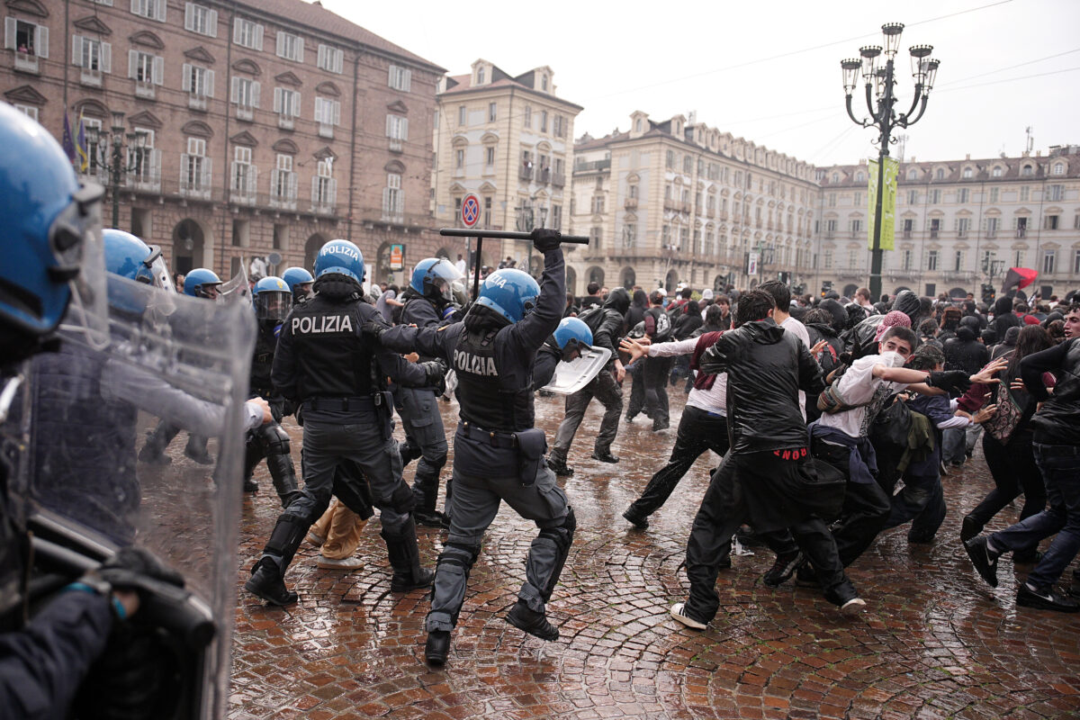 Galleria foto 'Studenti in piazza, cortei in Italia' - foto 2