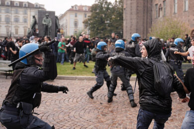 Studenti in piazza, cortei in Italia scontri in piazza castello a Torino (Foto Marco Alpozzi/Lapresse)