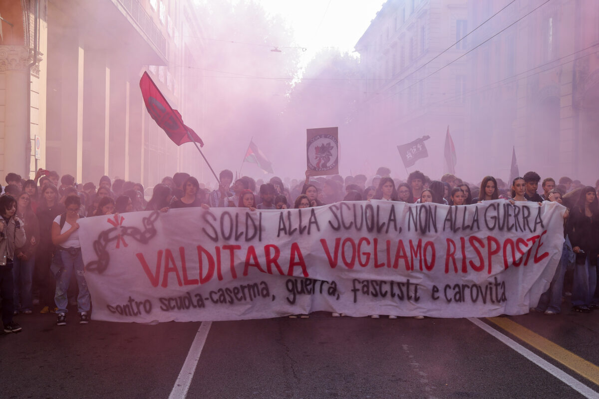 Galleria foto 'Studenti in piazza, cortei in Italia' - foto 4