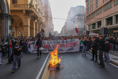 Manifestazione degli studenti contro riforma scuola - le immagini da Bologna (Foto Guido Calamosca/LaPresse)