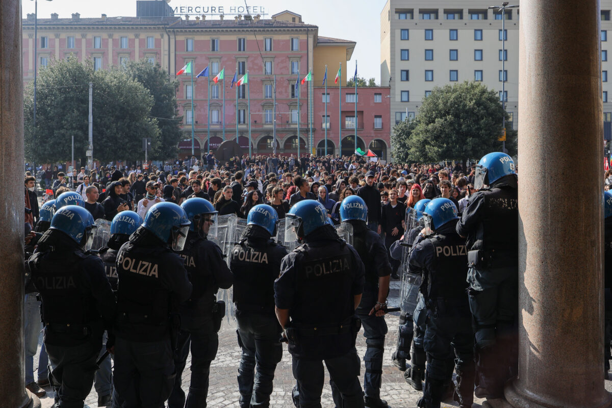 Galleria foto 'Studenti in piazza, cortei in Italia' - foto 6