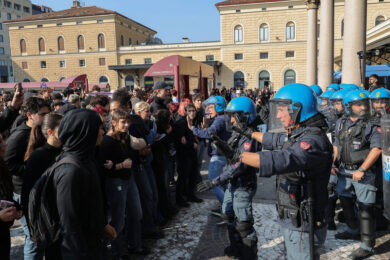 Manifestazione degli studenti contro riforma scuola - le immagini da Bologna (Foto Guido Calamosca/LaPresse)