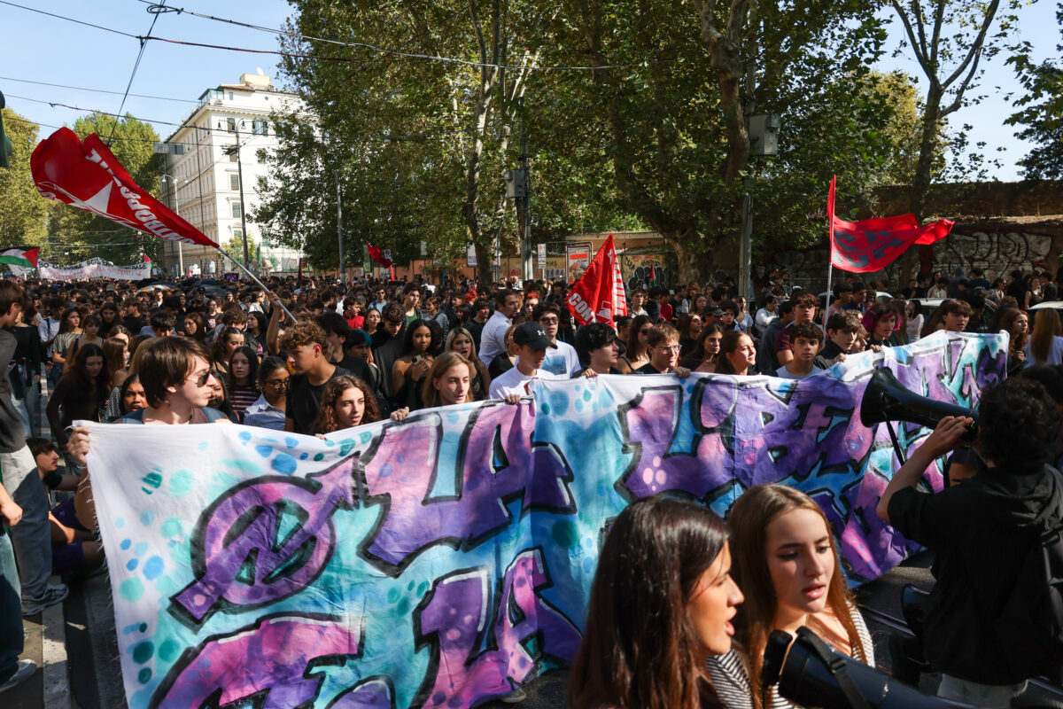 Galleria foto 'Studenti in piazza, cortei in Italia' - foto 10
