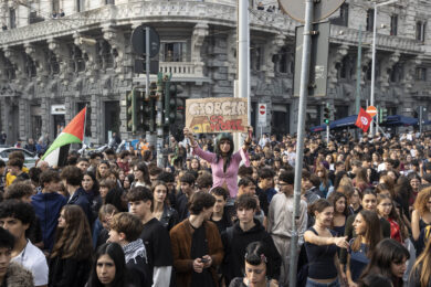 Manifestazione degli studenti contro riforma scuola - le immagini da Milano (Foto Marco Ottico/Lapresse)