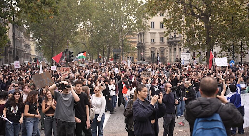 studenti in piazza in tutta italia cortei a roma e torino da Lapresse.it studenti in piazza in tutta italia cortei a roma e torino