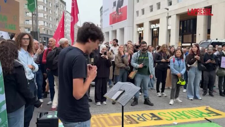 Clima, presidio Fridays For Future in piazza San Babila a Milano: "Ci stiamo mobilitando in tutta Italia con determinazione"
