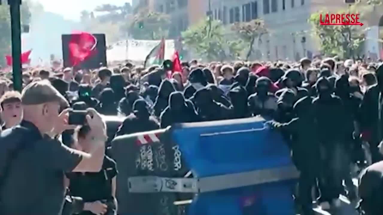 studenti in corteo a roma tensioni con la polizia cassonetti rovesciati e fumogeni da Lapresse.it studenti in corteo a roma tensioni con la polizia cassonetti rovesciati e fumogeni